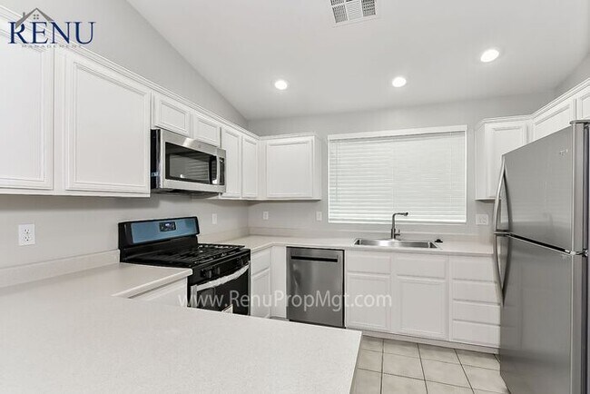 Foto del edificio - Available Now!