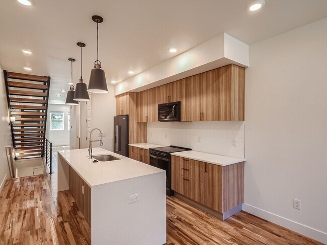 Foto del edificio - Stunning 2023- Built Brownstone-Style Town...