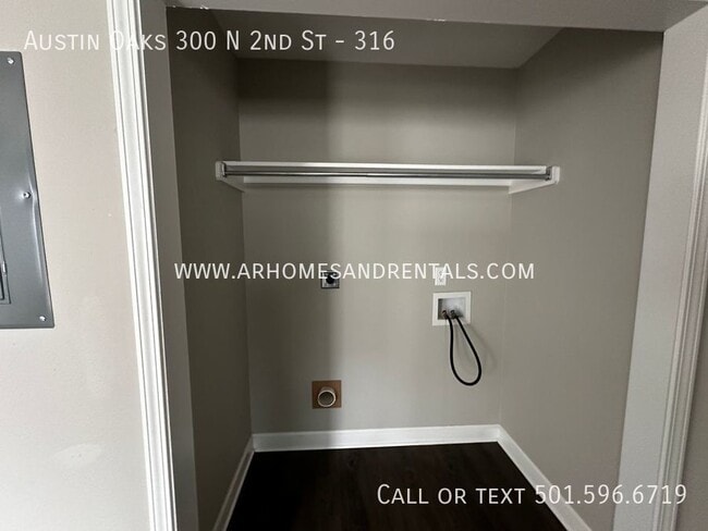 Building Photo - 300 N 2nd St - 316 | $795 | 2 beds, 1 full...