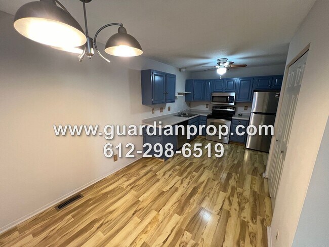 Foto del edificio - End Unit Townhouse Available November 1st,...