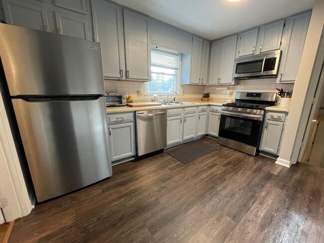 Building Photo - Spacious Split-Level Home In Knollwood Manor!