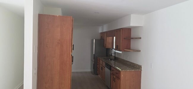 Kitchen - 2104 Greenoaks Rd