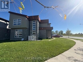 Building Photo - 1445 Dyer Cres