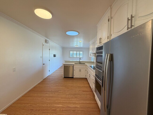 Building Photo - Stunning Crestmoor Home