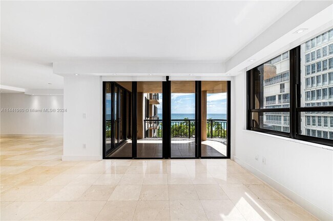Foto del edificio - 10175 Collins Ave