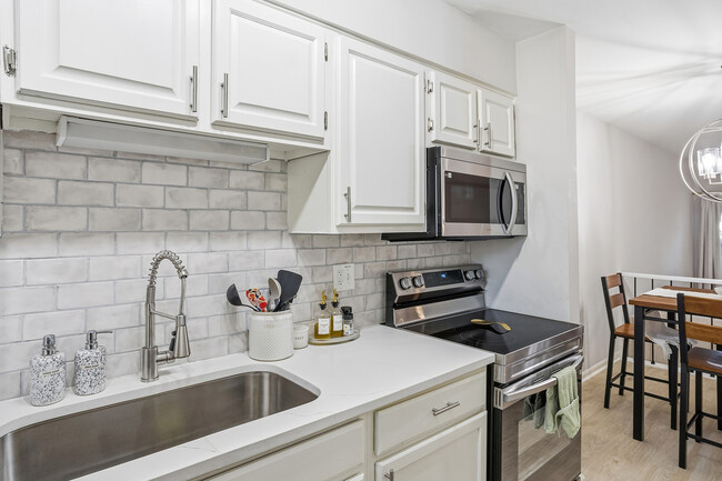 Building Photo - 808 Kendall Dr