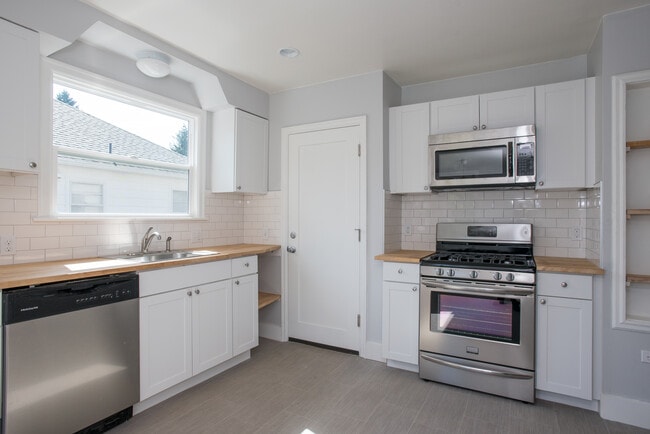 New Cooks Kitchen! Gas Range! - 2628 Northeast Ainsworth Street