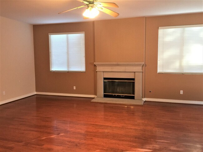 Foto del edificio - Gorgeous large single family home in Eastlake!