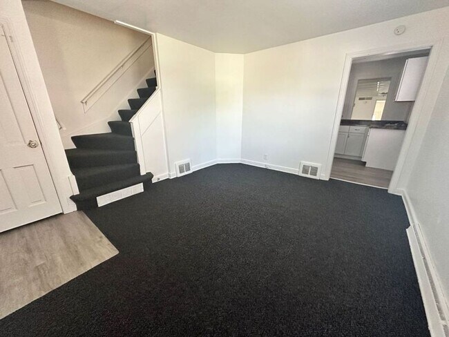 Building Photo - Large 3 bedroom property with huge rec roo...