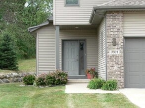 Building Photo - 3001 Arapaho Dr