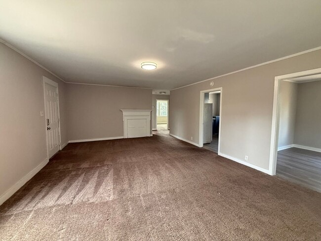 Building Photo - Newly Renovated 2 Bedroom 1 Bath Home In S...