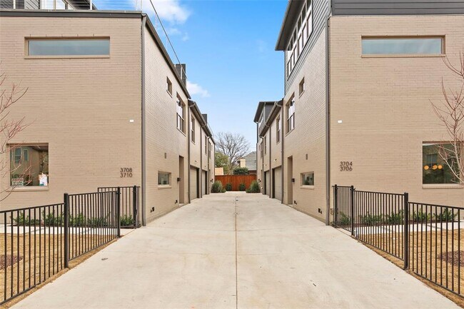 Building Photo - 3708 W Beverly Dr