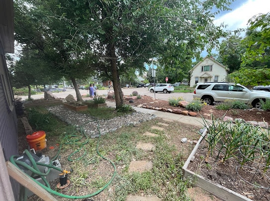 Patio lateral con jardineras para verduras o flores - 1840 Spruce St