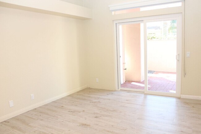 Foto del edificio - Upgraded 2 Bed/2 Bath Condo in UTC, 1st Fl...