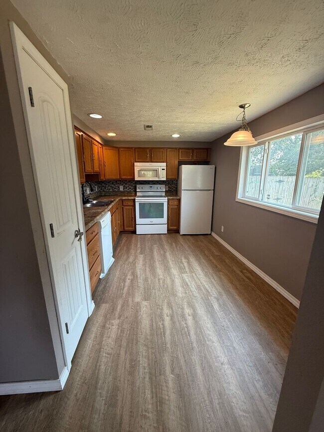 Building Photo - 3 bedroom/1 bath house