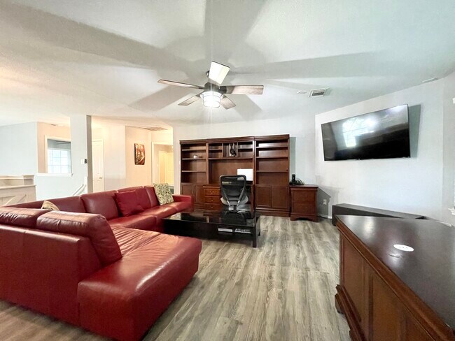 Loft en la planta superior, oficina o segunda sala de estar - 11519 Brae Hill