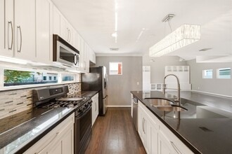 Building Photo - 913 Saulnier St