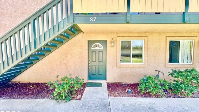 Building Photo - Darling, Entry Level, Corner-End Condo Uni...