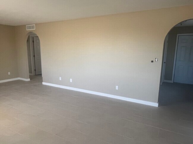 Foto del edificio - 1731 E Cheery Lynn Rd