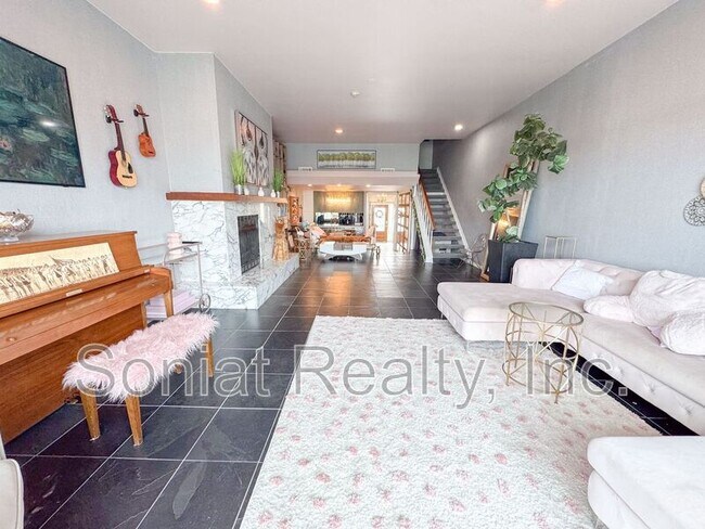 Foto del edificio - 7300 Lakeshore Dr