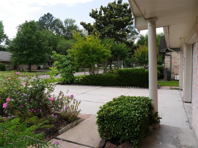 Building Photo - 13542 Fernhill Dr