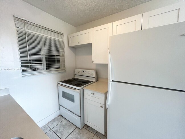 Foto del edificio - 580 NE 127th St