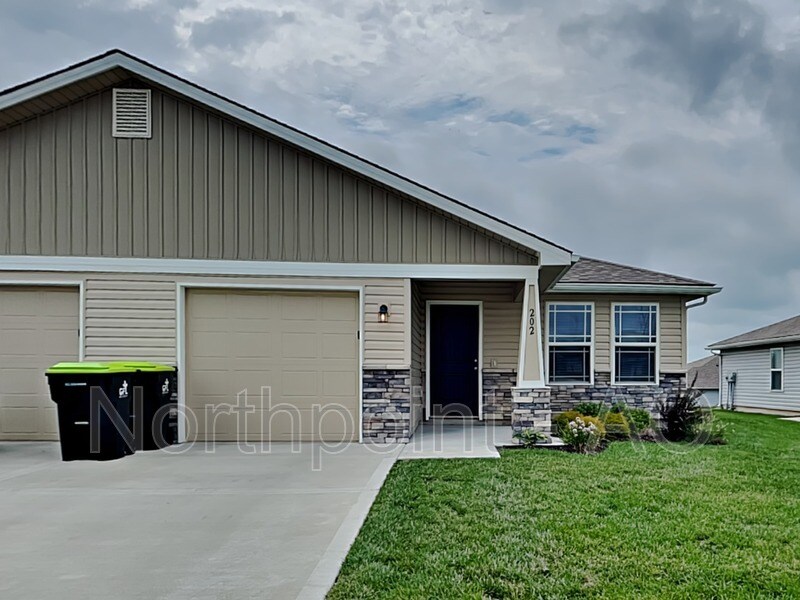 202 SW Sunflower St Blue Springs, MO 64014 Alquileres en Blue Springs