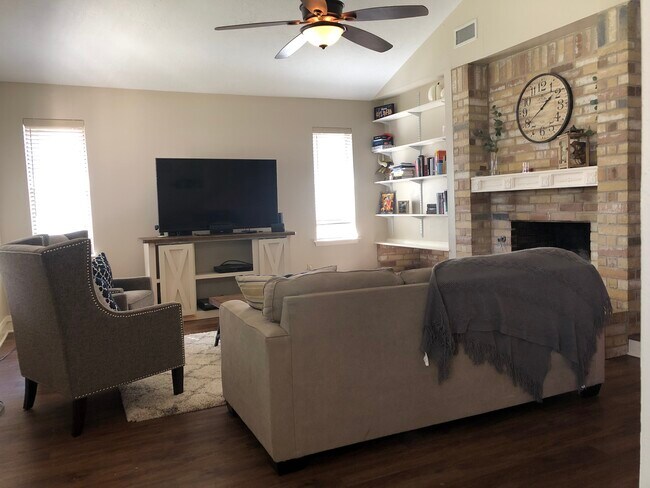 Foto del edificio - 1004 Crestwood Dr
