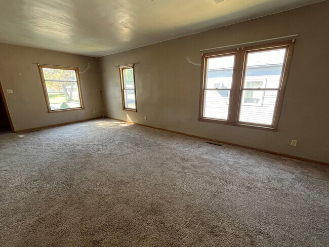 Building Photo - 2 Bed 1 Bath + Double Stall Garage