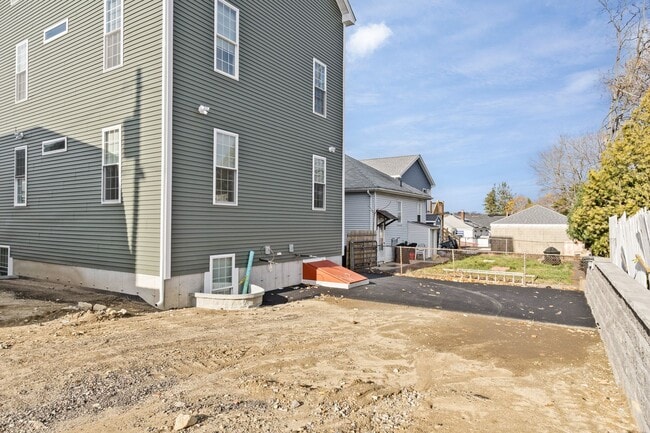 Building Photo - 827-829 River Avenue