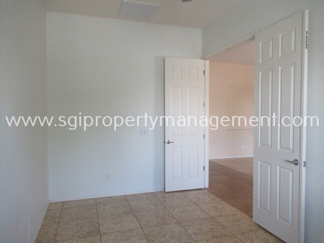 Building Photo - Upgraded Goodyear property