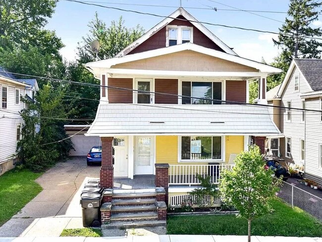 2 Bed 1 Bath In The Heart Of Gordon Square - 1366 W 73rd St