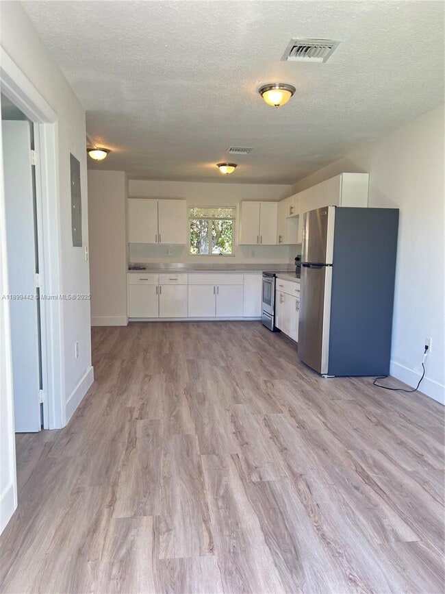 Building Photo - 1347 NE 111th St