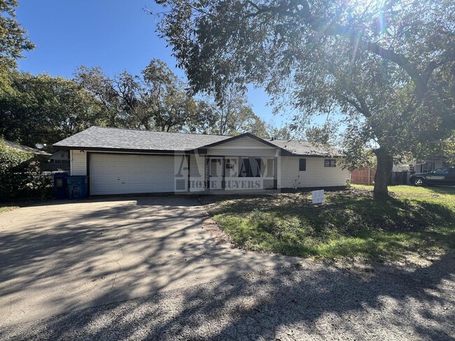 Foto del edificio - Cute 3 Bed 2 Bath 2 Car Garage In Kaufman