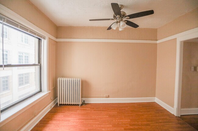 Building Photo - 5056.5 N Kenmore Ave