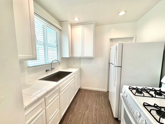 Building Photo - An apartment with character! Hardwood floors, built-ins - TOP FLOOR - 1 Bed / 1 Bath!