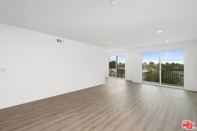 Building Photo - 6144 Whitsett Ave
