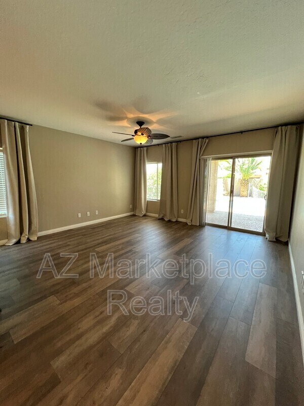 Foto del edificio - 466 E Yellow Wood Ave