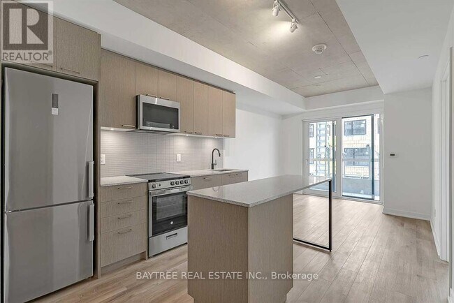Photo du bâtiment - 1808 St Clair Ave W