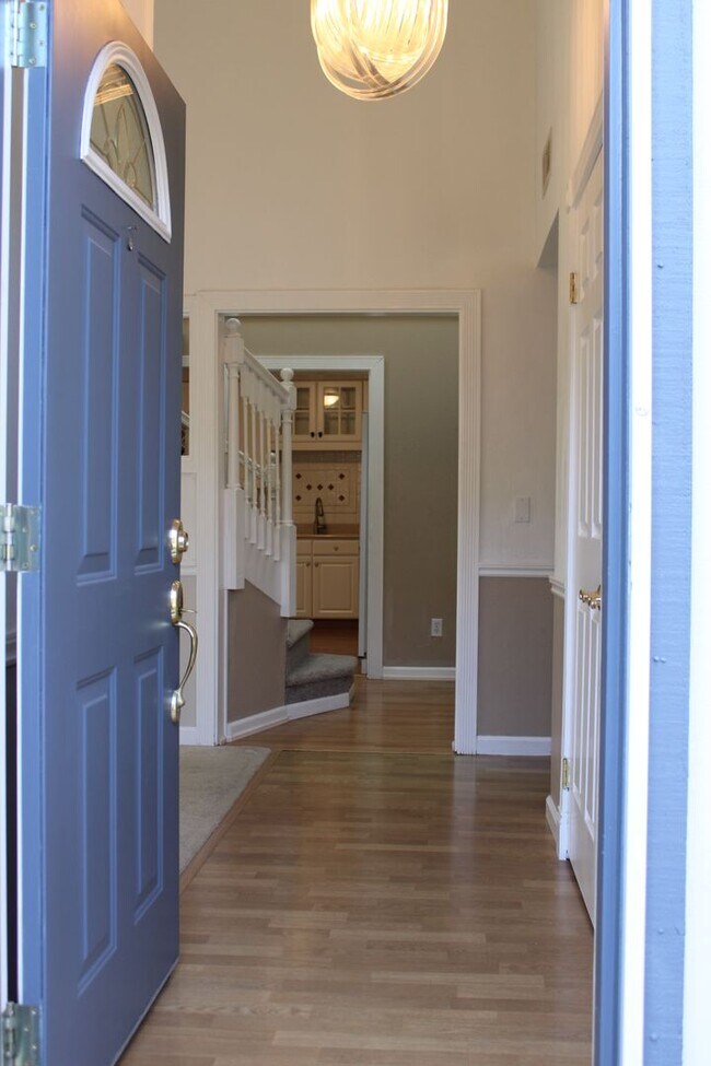 Building Photo - Beautiful single story with an upstairs lo...