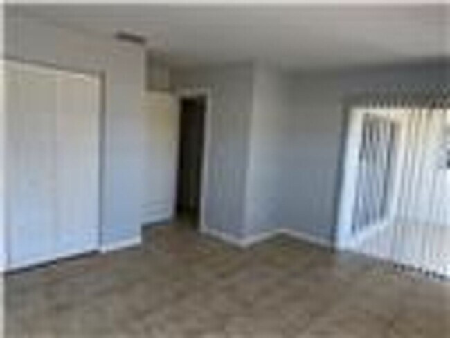 Building Photo - 325 Dundee Dr