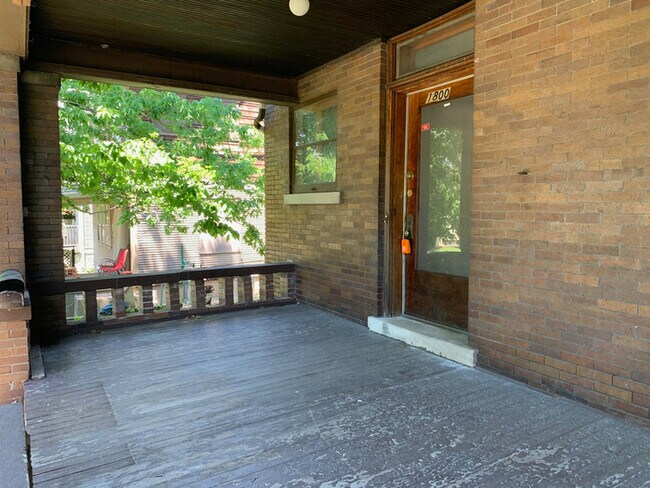 Building Photo - Large Brick Home in Peoria
