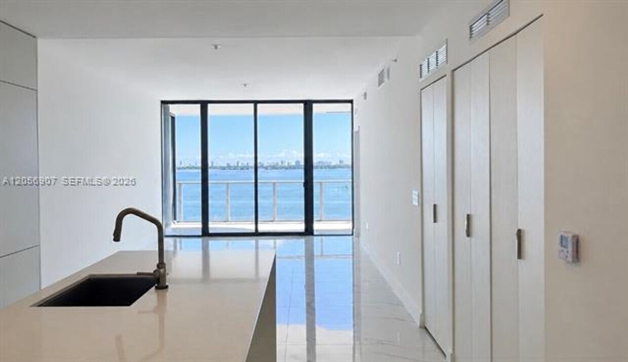 Foto del edificio - 700 NE 24th St