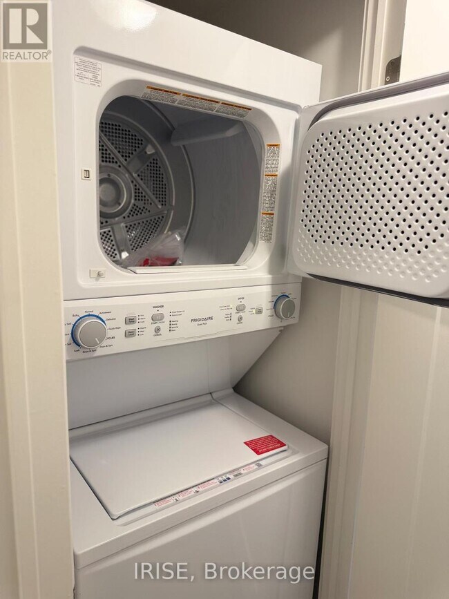 Photo du bâtiment - 2 Manderley Dr