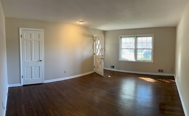 Living Room, front door - 4317 S Canterbury Pl