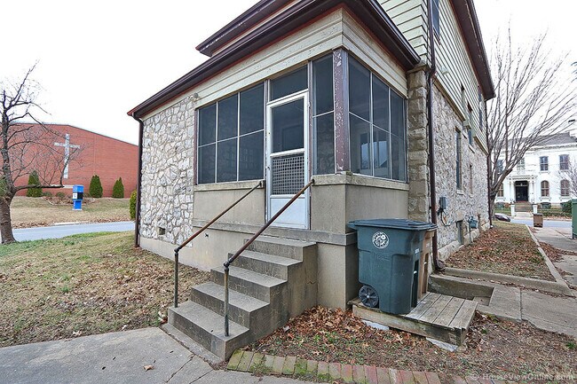 Foto del edificio - Three Story House Close to SEMO - June 2026- May 2027 Lease