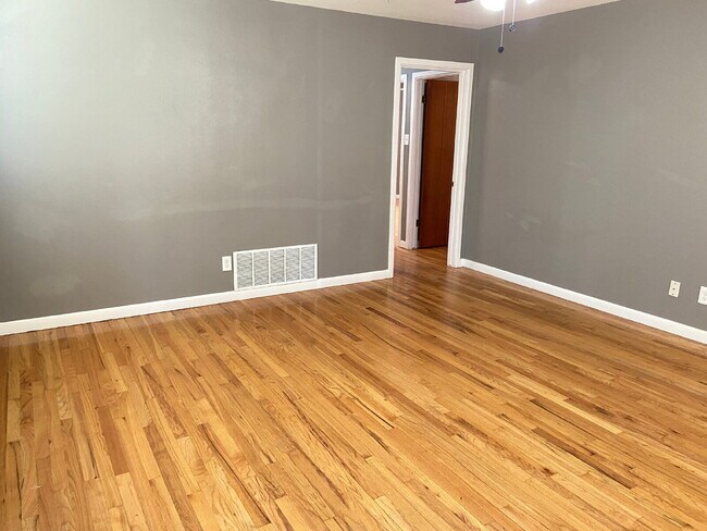 Foto del edificio - Spectacular Home With Classic Flair Located in the Heart of the Hub City!