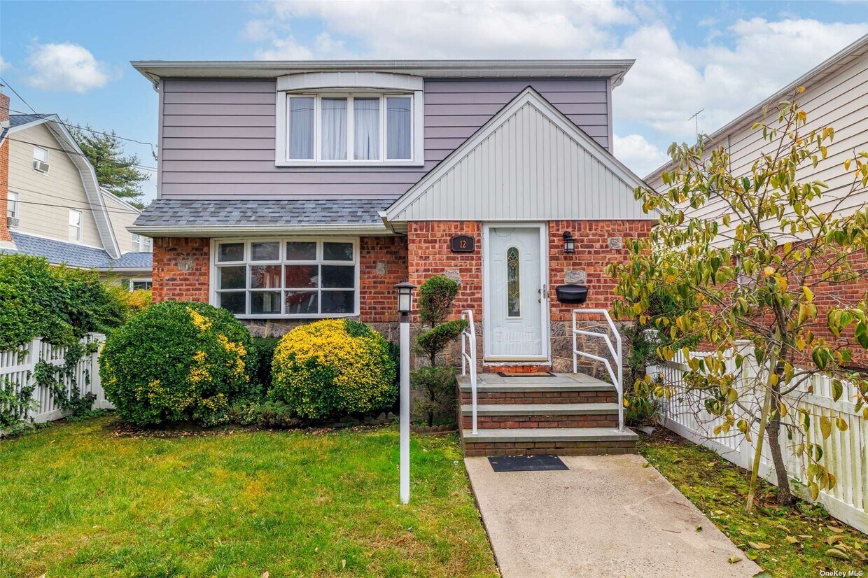 12 Woodlawn Ave, Valley Stream, NY 11581 Townhome Rentals in Valley Stream NY