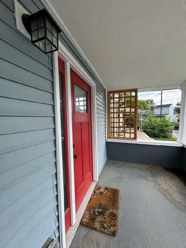 Building Photo - Clifton/Frankfort 3 Bedroom 2-Bath House