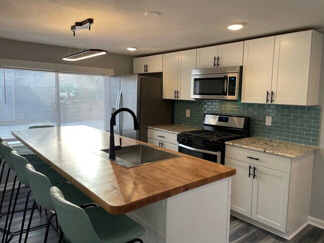 Building Photo - 627 Hawley Ave